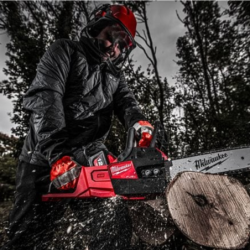 Tronçonneuse 30cm Milwaukee M18 FCHSC-122 avec 2 batteries et 1 chargeur