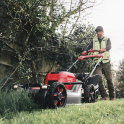 Tondeuse à gazon M18 FUEL F2LM53-0 autotractée à double batterie sans batterie ni chargeur