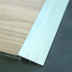 Mini rampe percée pour sols LVT - Alu incolore - hauteur 5 mm longueur 2.70 m