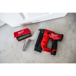 Cloueur de finition droit calibre M12 FCN18GS-0X sans batterie ni chargeur