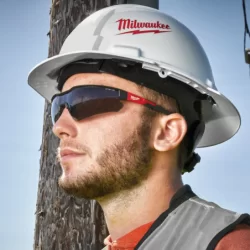 Lunettes de sécurité Milwaukee teintées et résistantes aux rayures