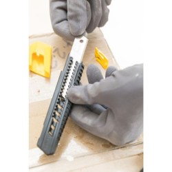 Cutter SM Stanley avec bouton-poussoir multipositions 18 mm