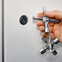 Clé universelle Knipex TwinKey pour armoires et systèmes de fermeture standard