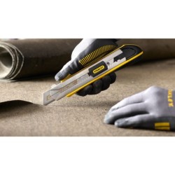 Cutter Fatmax Stanley avec casse-lames intégré et 6 lames fournies